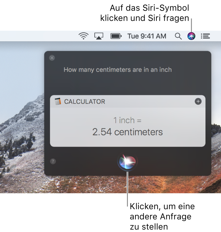 Das Siri-Symbol oben rechts in der Menüleiste auf dem Mac-Schreibtisch und das Siri-Fenster mit einer Frage und der zugehörigen Antwort (Umrechnung des Rechners). Klicke auf das Symbol unten in der Mitte des Siri-Fensters, um eine andere Frage zu stellen.