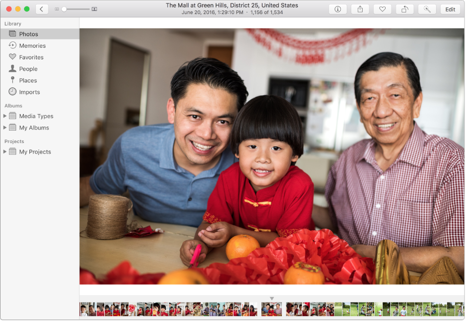 หน้าต่างรูปภาพที่แสดงรูปภาพทางด้านขวาของหน้าต่าง แถวรูปย่อของรูปภาพที่ด้านล่างสุดของหน้าต่าง และแถบด้านข้างทางซ้าย