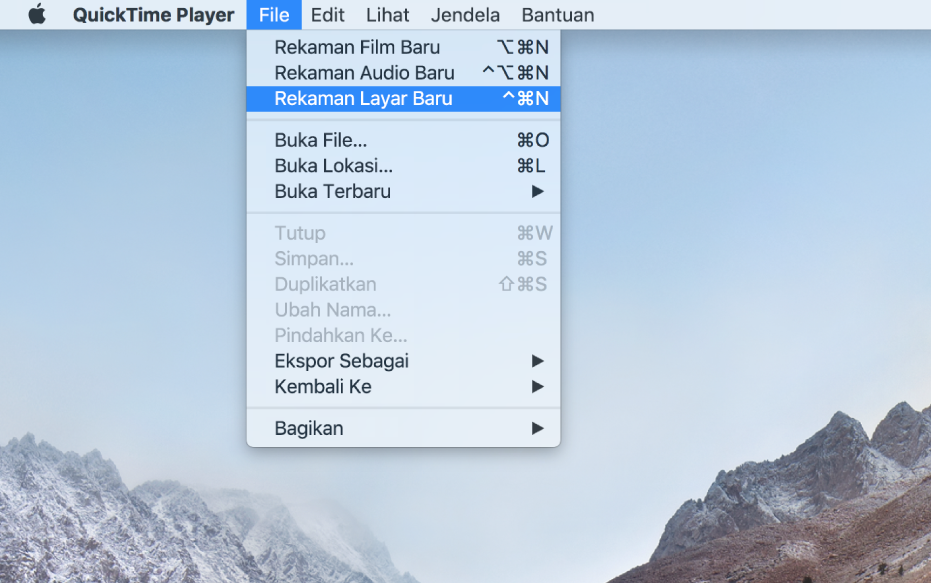 Layar Mac menampilkan rekaman layar setelah pengguna memilih File > Rekaman Layar Baru, klik Rekam, seret melalui sebagian layar, lalu klik tombol Mulai Merekam. Bagian layar yang dipilih menampilkan penunjuk mengeklik item Emoji & Simbol di menu Pengeditan Finder.