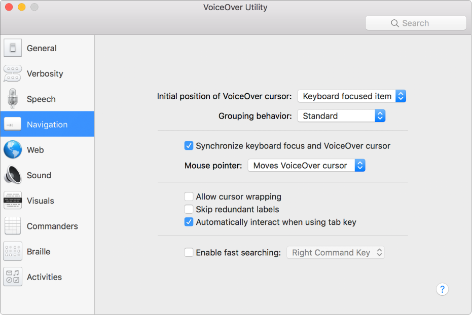 La ventana de Utilidad VoiceOver mostrando la categoría Navegación seleccionada en la barra lateral en la izquierda y sus opciones en la derecha. En la esquina inferior derecha de la ventana hay un botón Ayuda que muestra la ayuda en línea de VoiceOver acerca de las opciones.
