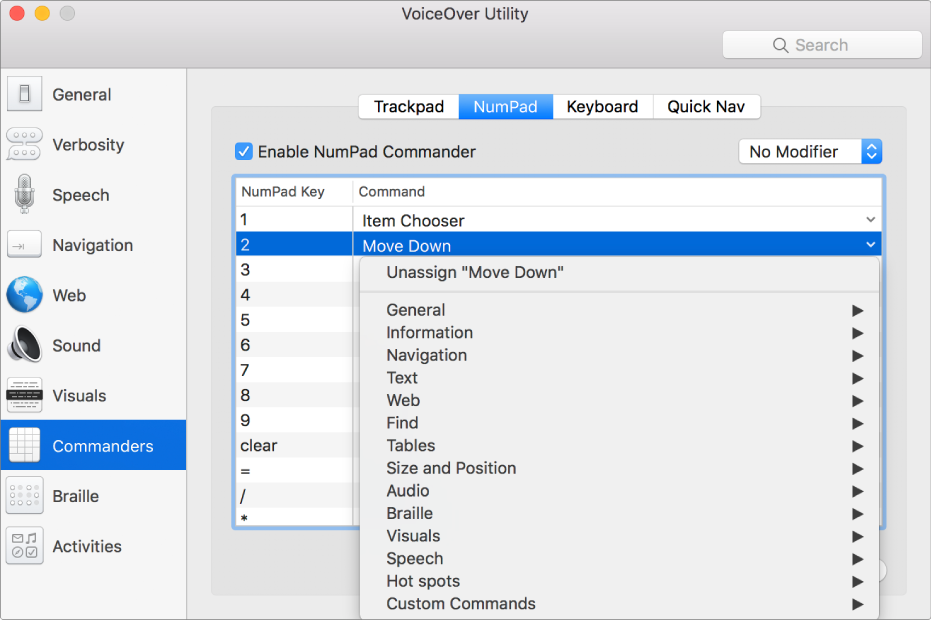 “VoiceOver 实用工具”窗口，显示边栏中的“管理程序”类别已选定，右侧的“数字小键盘”面板已选定。在“数字小键盘”面板顶部，“启用数字小键盘管理程序”复选框已选定。“修饰键”弹出式菜单中已选择“无修饰键”。复选框和弹出式菜单的下方是一个表格，其中包含两列：“数字小键盘按键”和“命令”。第二行已被选定，“数字小键盘按键”列中显示为“2”，“命令”列中显示为“下移”。“下移”下方的弹出式菜单显示命令类别，如“通用”；每个类别有一个箭头，用于显示可被分配到当前数字小键盘按键的命令。