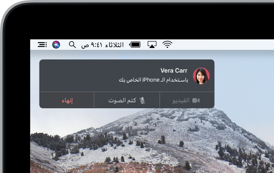 يظهر إشعار في الزاوية العلوية اليمنى من شاشة Mac، ويعرض مكالمة هاتفية قيد التقدم باستخدام iPhone.
