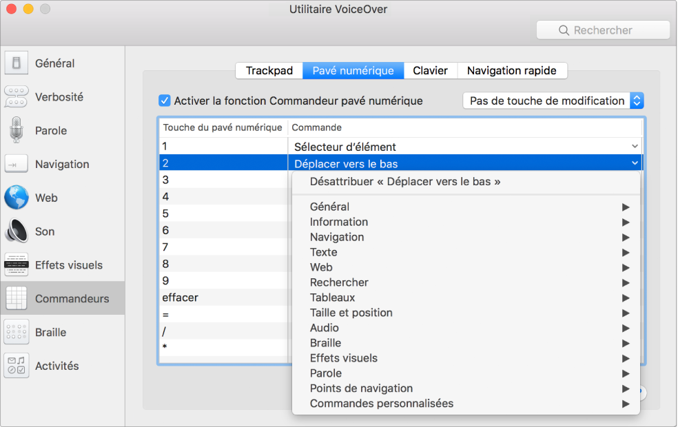 Fenêtre Utilitaire VoiceOver. La catégorie Commandeurs est sélectionnée dans la barre latérale et la sous-fenêtre Pavé numérique est sélectionnée sur le côté droit. En haut de la sous-fenêtre Pavé numérique, la case Activer la fonction Commandeur pavé numérique est cochée. L’option Pas de touche de modification est sélectionnée dans le menu local relatif aux touches de modification. Sous la case et le menu local se trouve un tableau avec deux colonnes : Touche du pavé numérique et Commande. Le deuxième rang est sélectionné et contient 2 dans la colonne Touche du pavé numérique et Déplacer vers le bas dans la colonne Commande. Un menu local situé sous Déplacer vers le bas affiche des catégories de commandes, comme Général. Chaque catégorie comporte une flèche pour afficher les commandes pouvant être affectées à la touche de pavé numérique active.