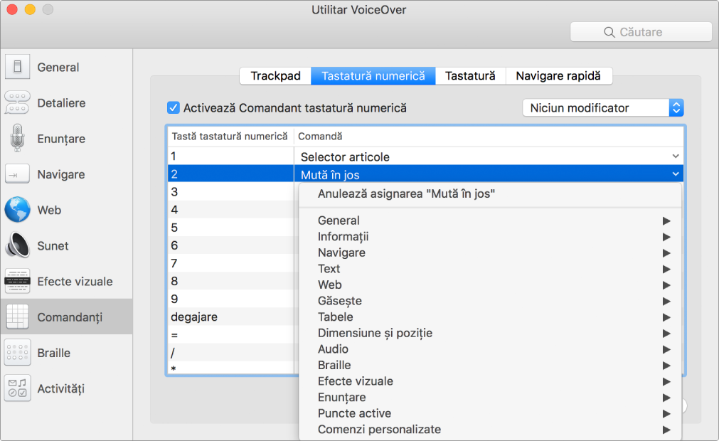 Fereastra Utilitar VoiceOver afișând categoria Comandanți selectată în bara laterală și panoul Tastatură numerică selectat în partea dreaptă. În partea din dreapta sus a panoului Tastatură numerică se află bifată caseta de validare Activează Comandant tastatură numerică. Din meniul pop-up Modificator nu este selectat niciun Modificator. Sub caseta de validare și meniul pop-up apare un tabel cu două coloane: Tasta și comandă Tastatură numerică. Este selectat al doilea rând și conține 2 în coloana Tastă tastatură numerică și Mută în jos în coloana Comandă. Un meniu pop-up sub Mută în jos afișează categoriile de comenzi, cum este General; fiecare categorie are o săgeată pentru afișarea comenzilor care pot fi atribuite tastei curente de pe tastatura numerică.