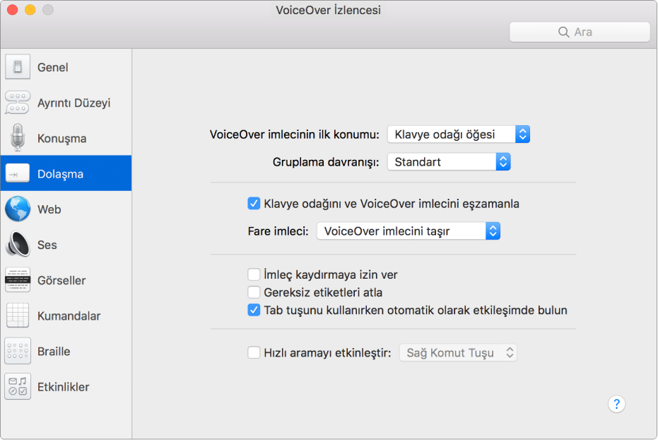 Soldaki kenar çubuğunda Dolaşma kategorisini seçili olarak ve onunla ilgili seçenekleri sağ tarafta gösteren VoiceOver İzlencesi penceresi. Pencerenin sağ alt köşesinde, seçeneklerle ilgili VoiceOver çevrimiçi yardımı görüntülemek için bir Yardım düğmesi var.