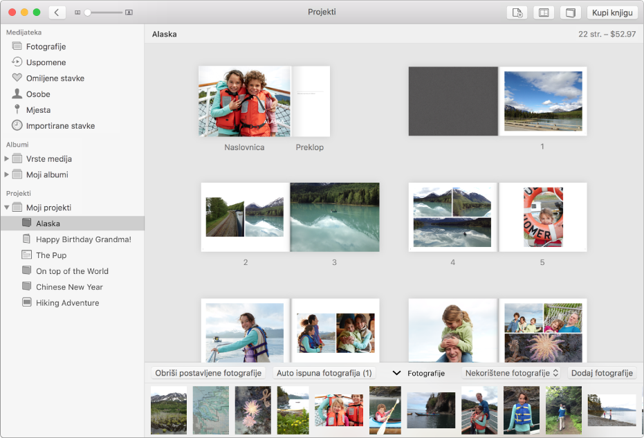 Prozor aplikacije Foto s otvorenim projektom knjige, koji prikazuje otvorene stranice s fotografijama.