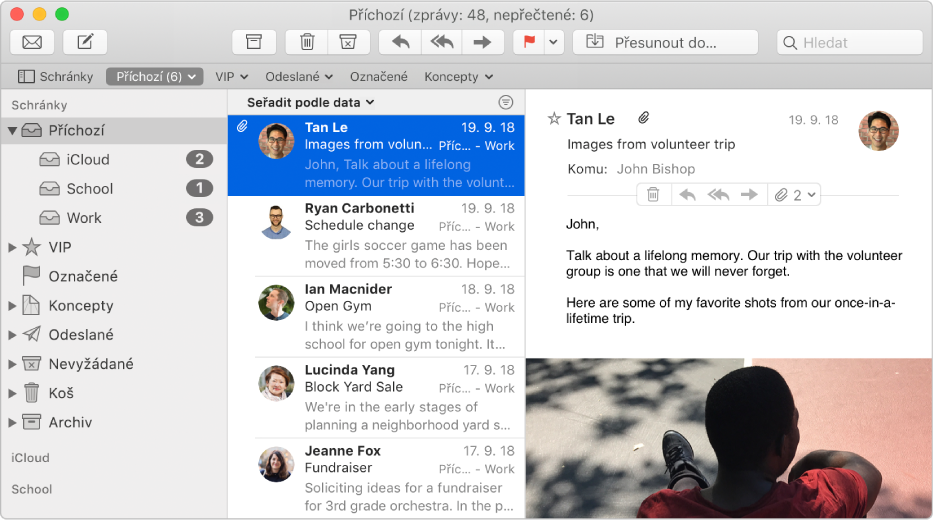 Boční panel v okně Mailu se zobrazenými přihrádkami na příchozí poštu pro iCloud, školní a pracovní účet