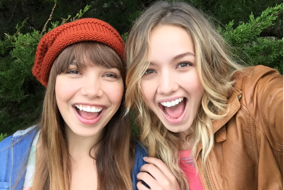 Obrázek dvou usmívajících se žen na fotografii ve stylu selfie