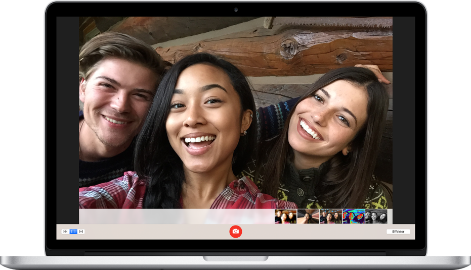 Billede, der viser tre smilende personer i en selfie.