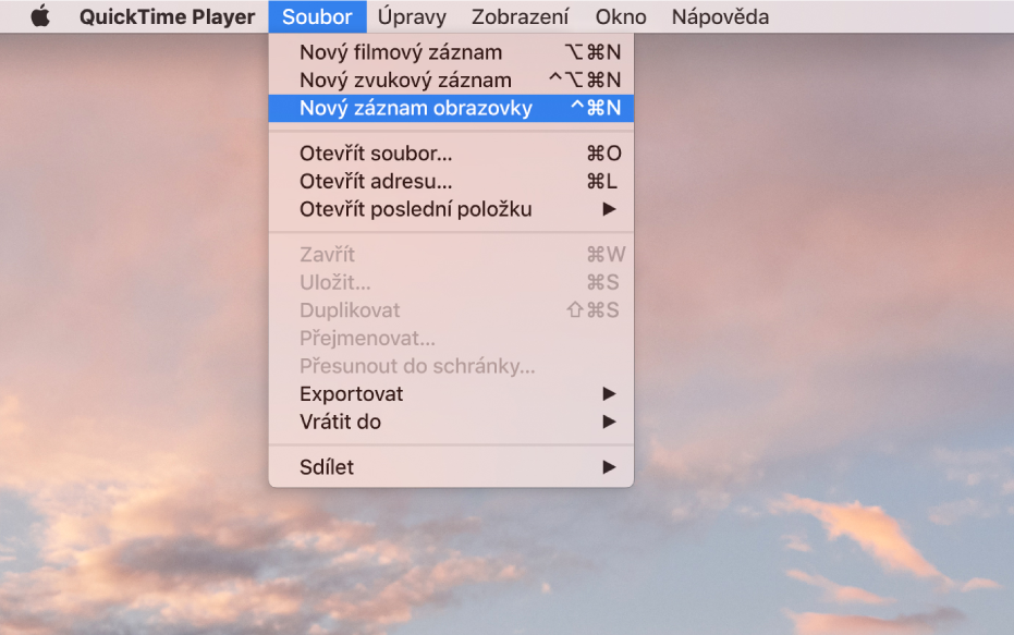 Otevřená nabídka Soubor v aplikaci QuickTime Player s výběrem příkazu Nový záznam obrazovky, kterým záznam obrazovky začíná.