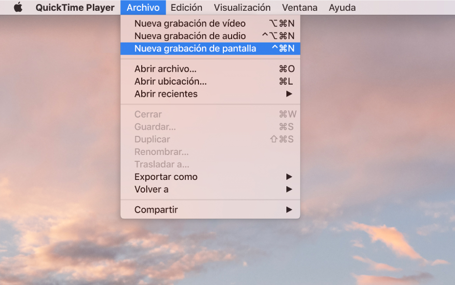 En la app QuickTime Player, el menú Archivo está abierto y se elige el comando “Nueva grabación de pantalla” para empezar a grabar la pantalla.
