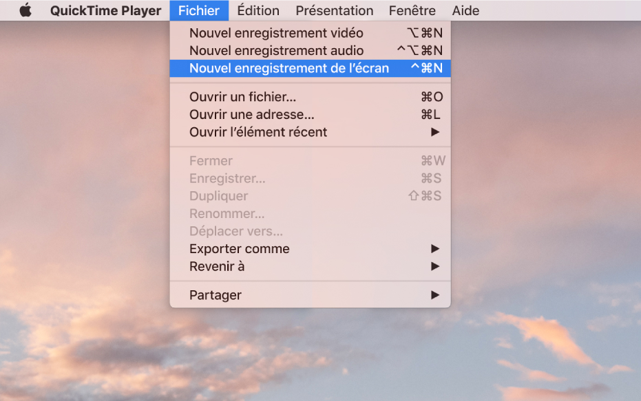 Le menu Fichier est ouvert dans l’app QuickTime Player et la commande Nouvel enregistrement de l’écran est sélectionnée pour commencer l’enregistrement de l’écran.