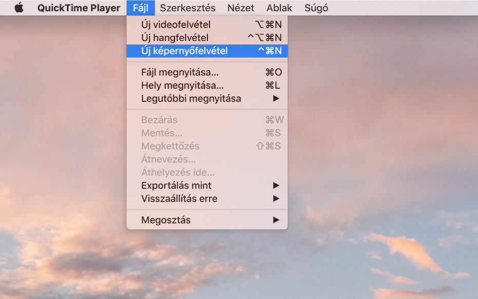 A QuickTime Player alkalmazásban a képernyőfelvétel a Fájl menü megnyitásával, és az Új képernyőfelvétel parancs kiválasztásával indítható.