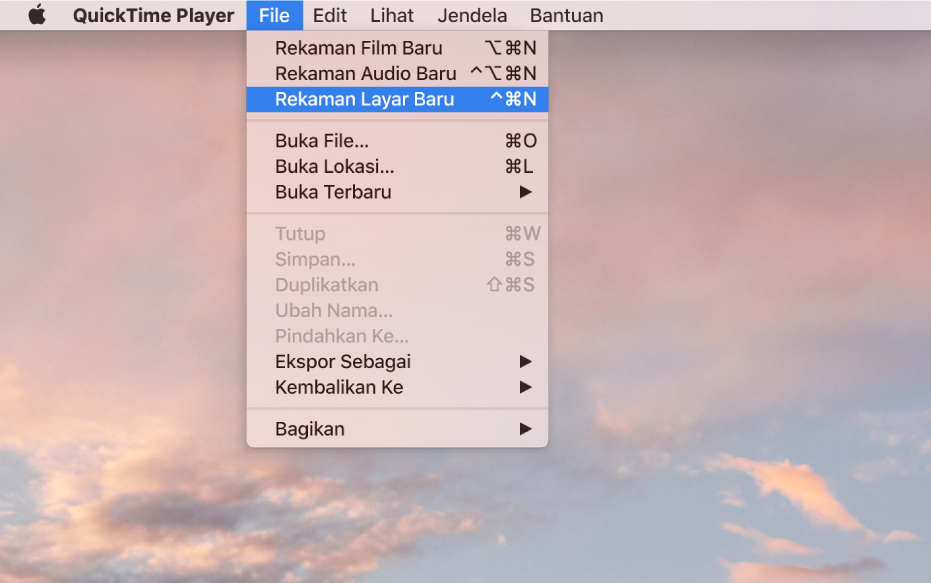 Di app QuickTime Player, menu File dibuka, dan perintah Rekaman Layar Baru dipilih untuk mulai merekam layar.