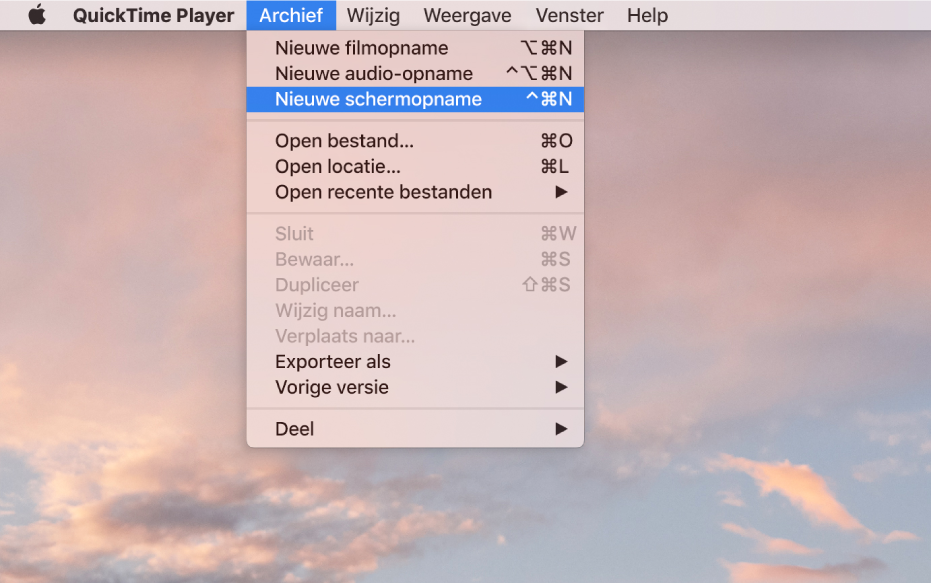 In het programma QuickTime Player is het Archief-menu geopend en wordt het commando 'Nieuwe schermopname' gekozen om de schermopname te starten.