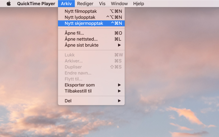 Arkiv-menyen er åpen i QuickTime Player-programmet, og Nytt skjermbildeopptak-kommandoen velges for å starte opptak av skjermen.