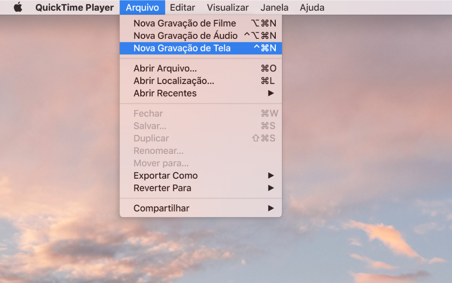 No aplicativo QuickTime Player, o menu Arquivo está aberto, e o comando Nova Gravação de Tela está sendo escolhido para iniciar a gravação da tela.