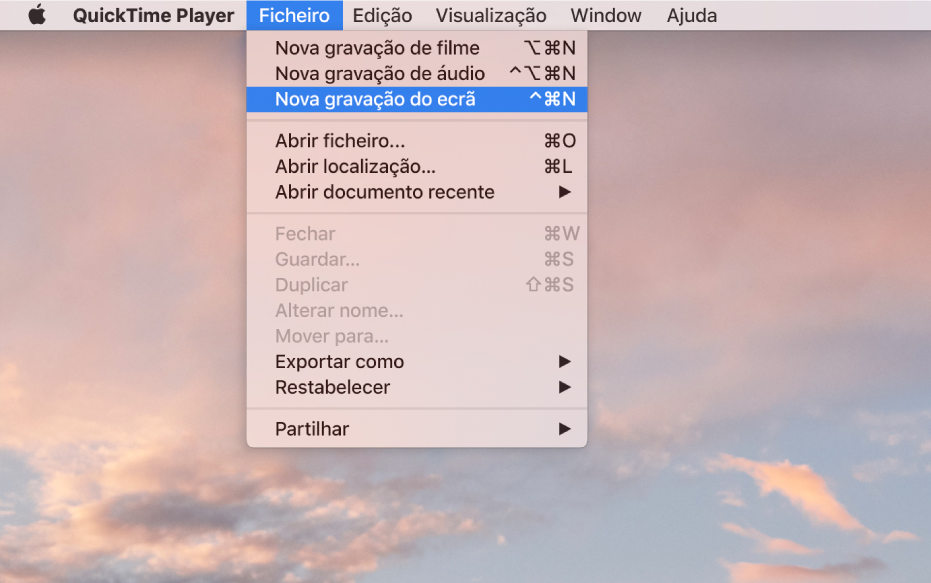 Na aplicação QuickTime Player, o menu Ficheiro está aberto e o comando Nova gravação do ecrã está a ser selecionado para começar a gravar o ecrã.