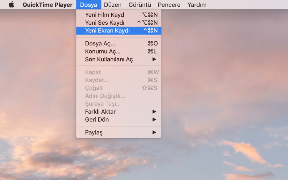 QuickTime Player uygulamasında, Dosya menüsü açık, ekran kaydını başlatmak için Yeni Ekran Kaydı komutu seçiliyor.