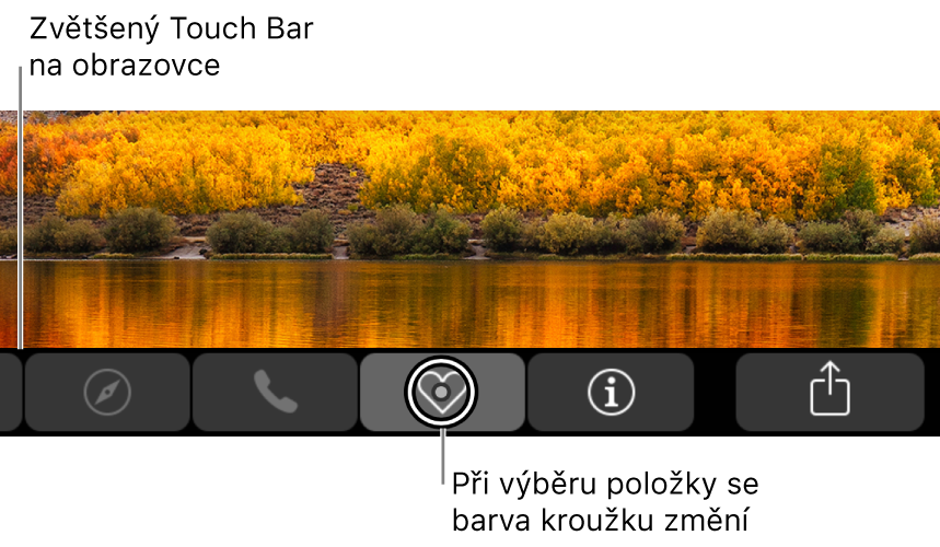 Zvětšený Touch Bar u dolního okraje obrazovky; kroužek kolem tlačítka se při výběru tlačítka mění.