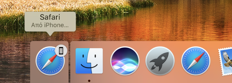 Το εικονίδιο Handoff μιας εφαρμογής από το iPhone στην αριστερή πλευρά του Dock.