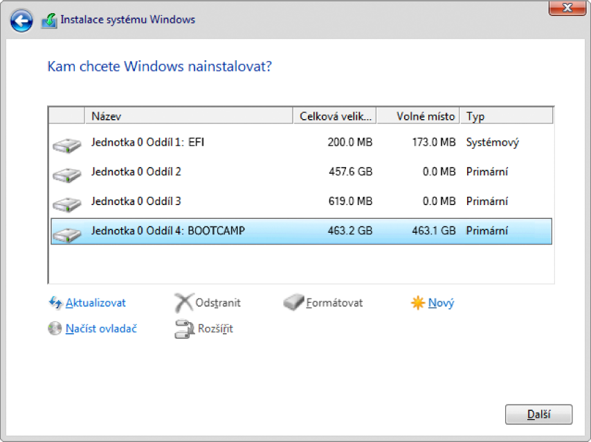 V nastavení Windows je otevřený dialog „Kam chcete Windows nainstalovat?“ a je vybraný oddíl BOOTCAMP.