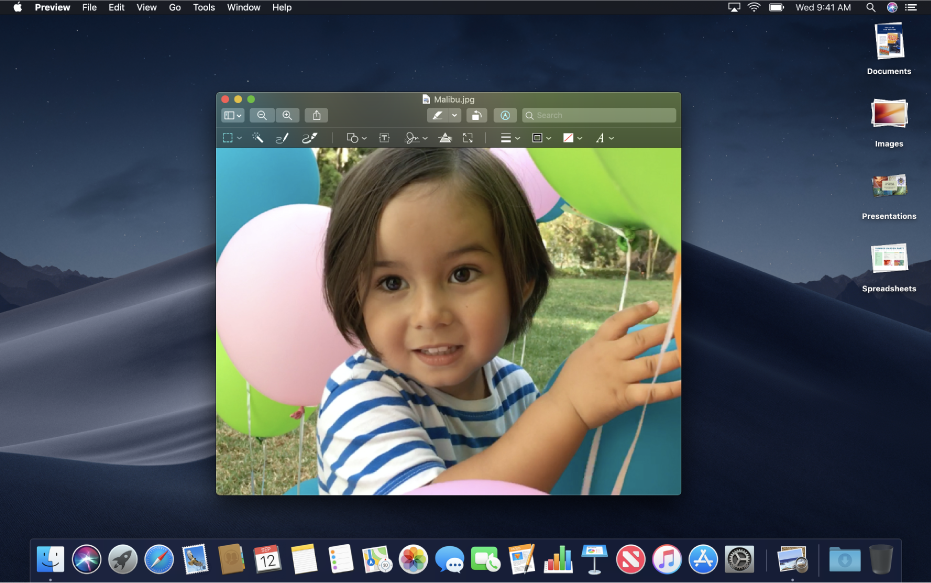 Koyu görünen bir uygulama penceresi, Dock ve menü çubuğunu gösteren, koyu görünüme ayarlanmış bir Mac masaüstü.