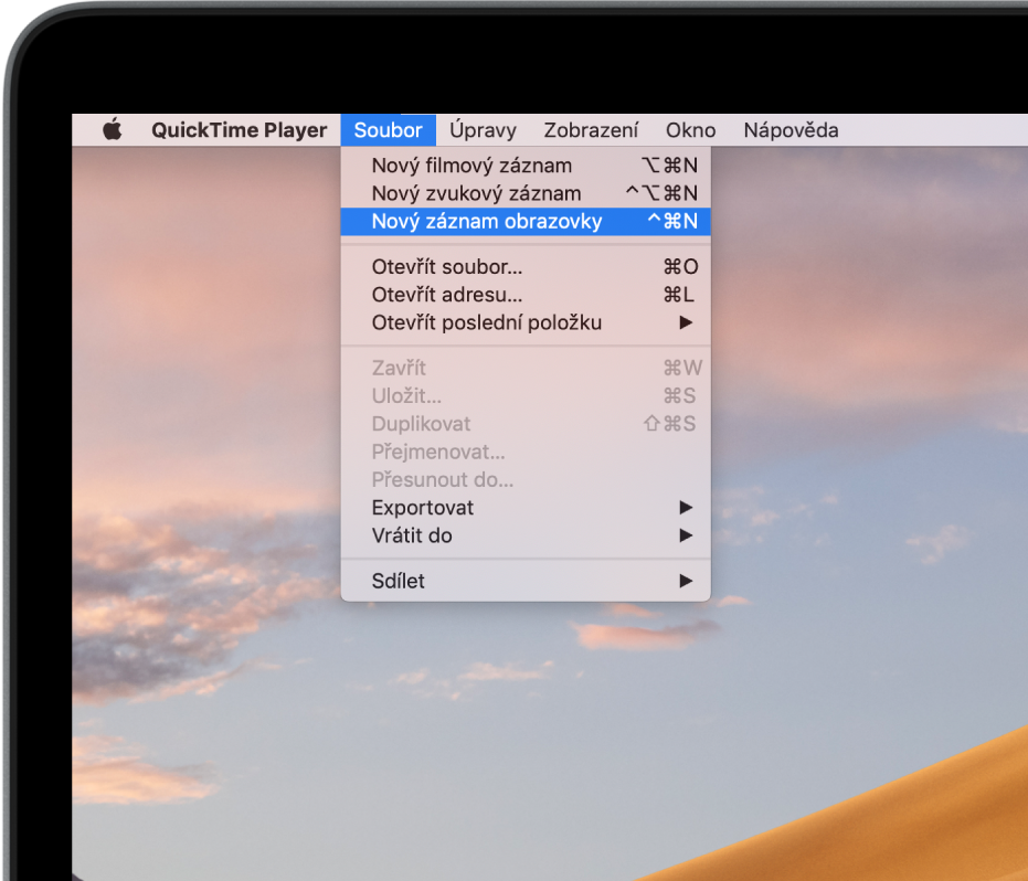 Otevřená nabídka Soubor v aplikaci QuickTime Player s výběrem příkazu Nový záznam obrazovky, kterým záznam obrazovky začíná.