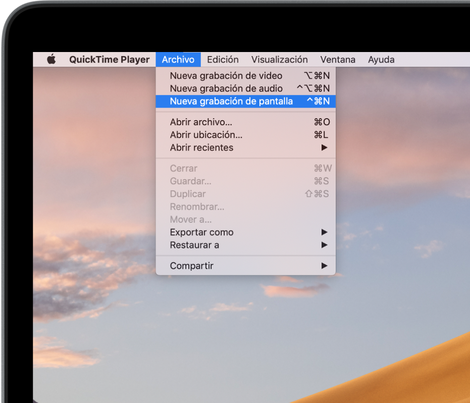En la app QuickTime Player, el menú Archivo está abierto y el comando “Nueva grabación de pantalla” se está seleccionando para comenzar a grabar la pantalla.