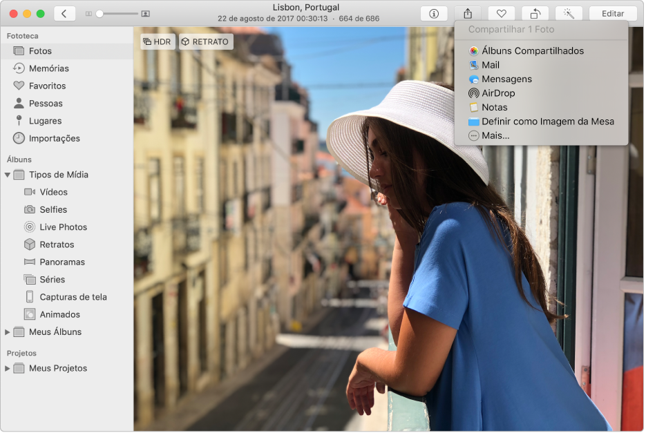 A janela do Fotos mostrando uma foto e o menu Compartilhar com o comando Álbuns Compartilhados selecionado.