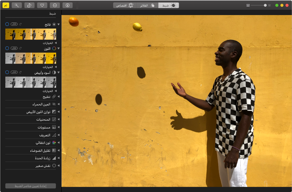 نافذة تطبيق الصور أثناء تحرير صورة، وبها أدوات التحرير على اليسار.
