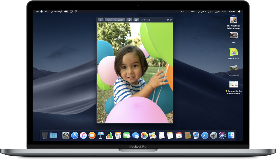 سطح مكتب الـ Mac وبه نافذة معاينة سريعة مفتوحة ومكدسات سطح المكتب على امتداد الحافة اليسرى من الشاشة.