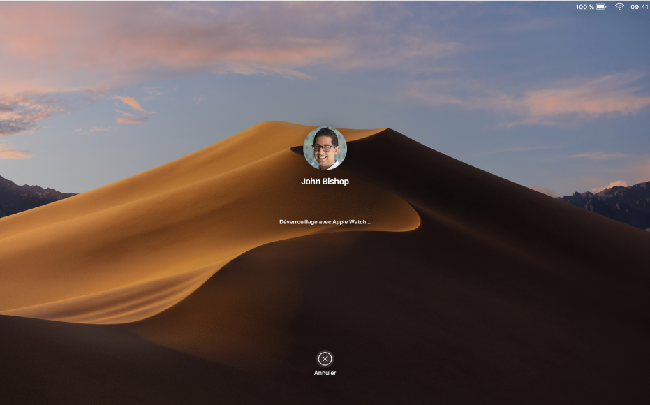 Écran de déverrouillage automatique avec un message en son centre indiquant que le Mac est déverrouillé par l’Apple Watch.