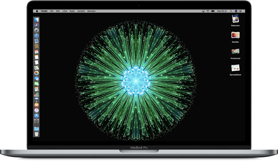 Desktop Mac dengan Mode Gelap, gambar desktop khusus, Dock diposisikan di sepanjang tepi kiri layar, dan tumpukan desktop di sepanjang tepi kanan layar.