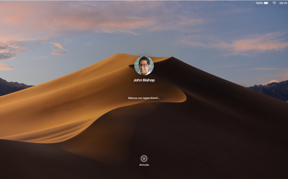 Schermata di sblocco automatico con un messaggio al centro che indica che il Mac viene sbloccato da Apple Watch.