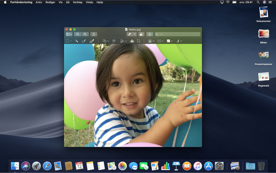 Et Mac-skrivebord med mørkt utseende med et programvindu, Dock og en mørk menylinje.