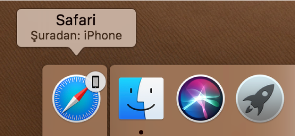 Dock’un sol tarafında iPhone’dan bir uygulamanın Handoff simgesi.