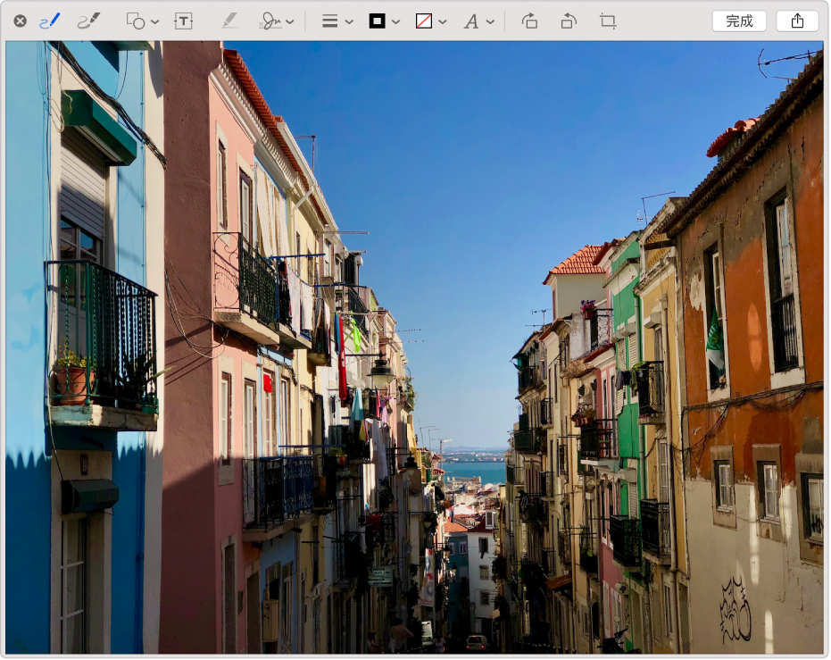 「標示」視窗右上角的「完成」按鈕旁邊，顯示含有「標示」工具和「分享」按鈕的工具列，視窗中有一個影像。