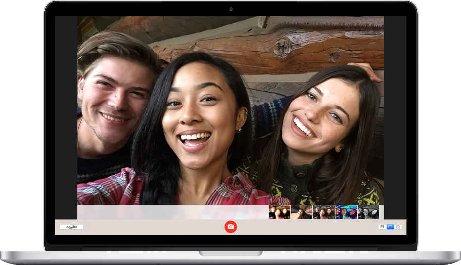 صورة يظهر بها ثلاثة أشخاص مبتسمين في سيلفي.