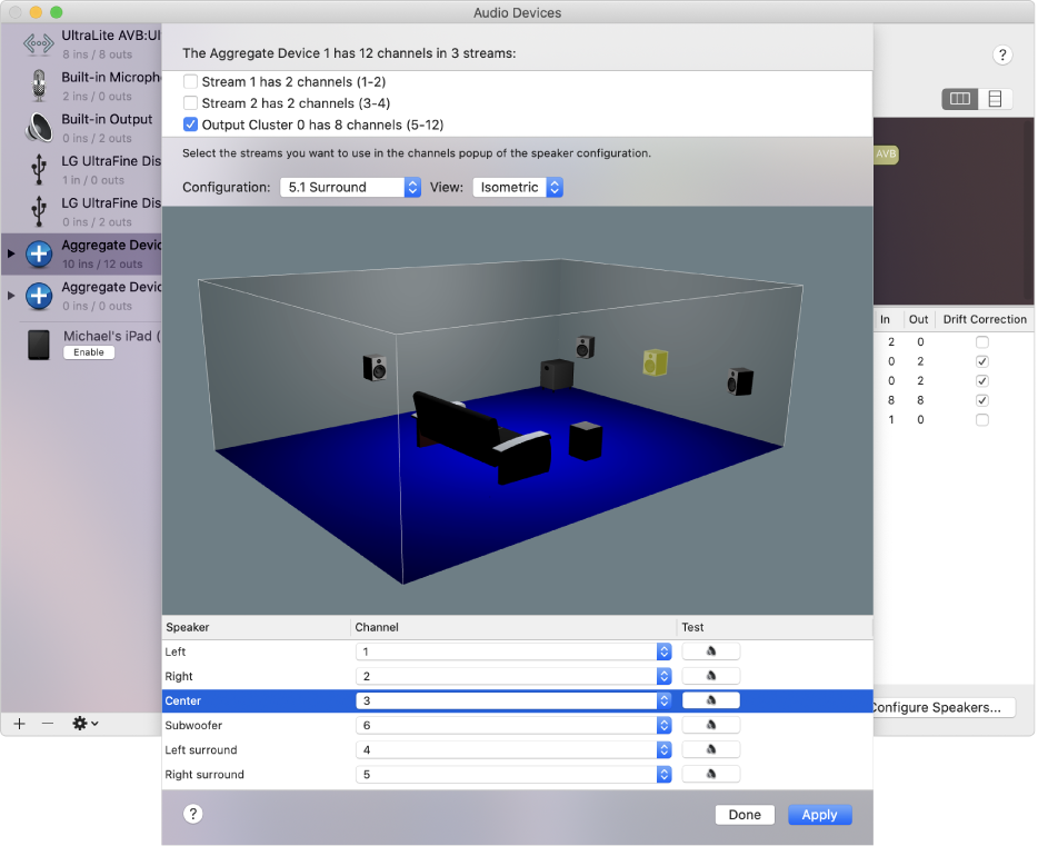 Het venster 'Audioapparaten' met een samengesteld apparaat in de 3D isometrische weergave. Boven in het venster is in de lijst met streams een stream met 8 kanalen geselecteerd. De middelste luidspreker geselecteerd in de 3D-weergave en in de lijst met luidsprekers onder de weergave.