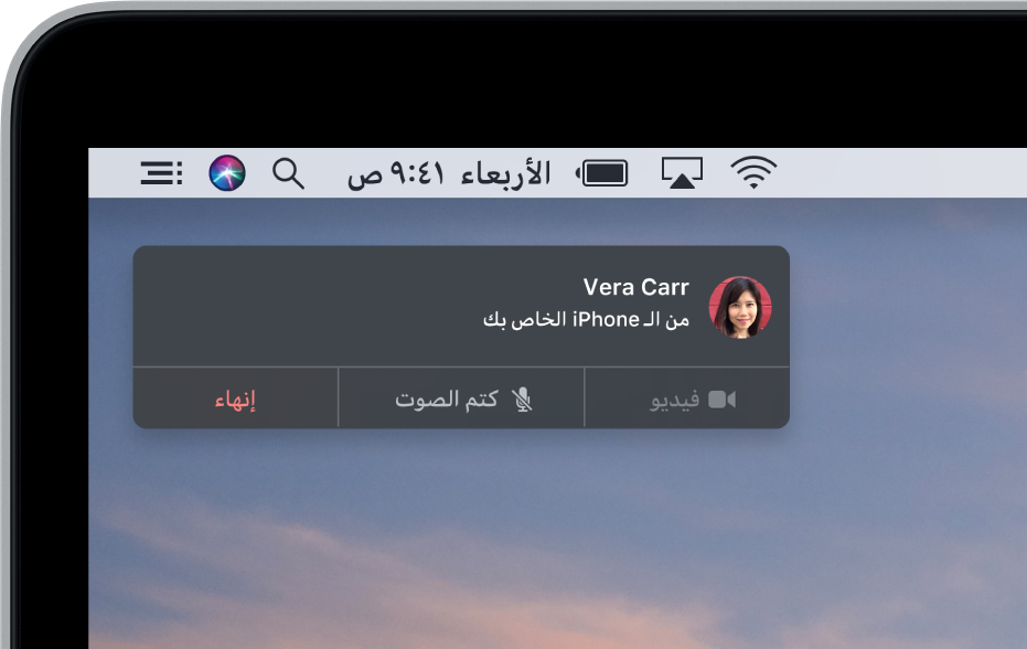يظهر إشعار في الزاوية العلوية اليمنى من شاشة Mac، ويعرض مكالمة هاتفية قيد التقدم باستخدام iPhone.