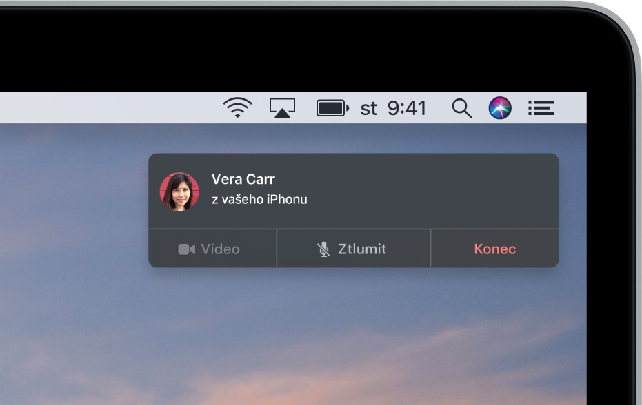 V pravém horním rohu obrazovky Macu je zobrazeno upozornění, které sděluje, že na vašem iPhonu probíhá telefonní hovor.