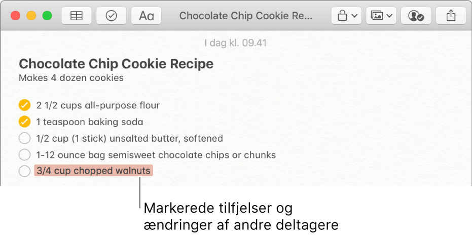 En note med en opskrift på småkager med chokoladestykker. En anden deltagers ændringer fremhæves med rødt.