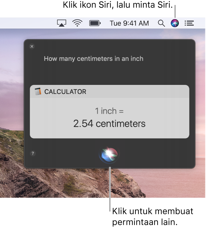 Bagian kanan atas desktop Mac menampilkan ikon Siri di bar menu dan jendela Siri dengan permintaan “How many centimeters are in an inch” dan balasan (konversi dari Kalkulator). Klik ikon di pusat bawah jendela Siri untuk membuat permintaan lain.