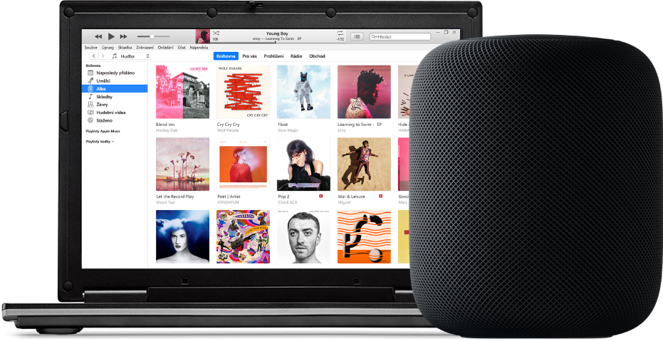 PC s iTunes na obrazovce a HomePod stojící v jeho blízkosti