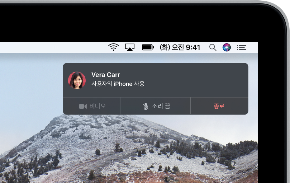 Mac 화면 오른쪽 상단 모서리에 알림이 표시되어 전화 통화가 iPhone을 통해 이루어지고 있다고 표시함.