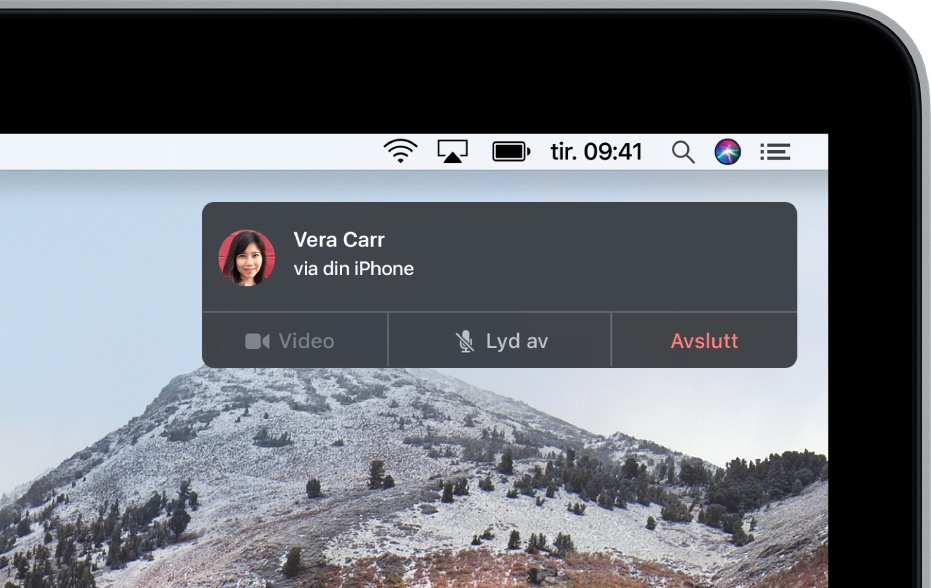 Oppe i høyre hjørne av Mac-skjermen er det en varsling som viser at det pågår en telefonsamtale via iPhone.