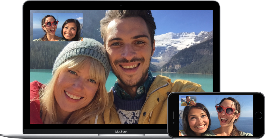 Två vänner som ringer ett FaceTime-videosamtal till ett par. De två vännerna, som använder en MacBook, ser paret i huvudbilden och sig själva i en bild-i-bilden överst till vänster på skärmen. Paret använder en iPhone, och ser sina vänner i huvudbilden och sig själva högst upp i ett hörn.
