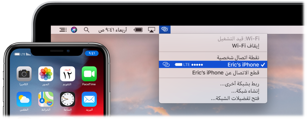 شاشة Mac تعرض قائمة Wi-Fi وتظهر بها نقطة اتصال شخصية متصلة بجهاز iPhone.