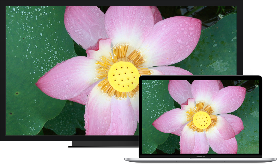 MacBook Pro ved siden af et HD-fjernsyn, der bruges som ekstern skærm.